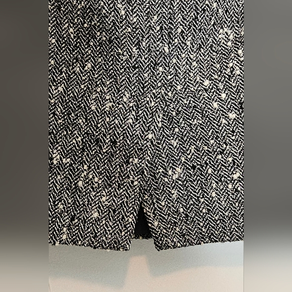 Neiman Marcus Women's Mini Skirt Black White Wool Blend Tweed Size 6. - Picture 2 of 7